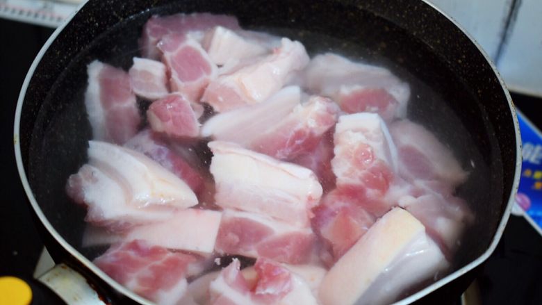 五花肉炖鹌鹑蛋,五花肉冷水下锅,焯水