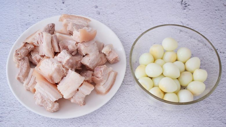 五花肉炖鹌鹑蛋,把焯好的五花肉沥干水分备用,鹌鹑蛋去壳备用