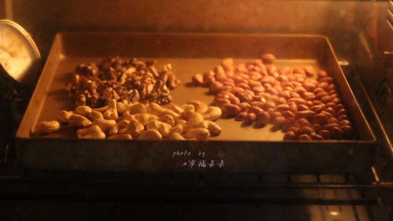 广式五仁月饼,先准备五仁馅料,生的坚果仁放在烤盘里,在烤箱里175度烤15分钟左右烤熟,期间注意翻面,以防烤糊
