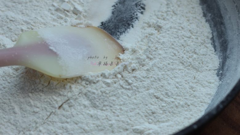 广式五仁月饼,准备糕粉,馅料需要130g,另外印月饼的时候需要一点手粉防粘,所以可以多炒制50g左右,糕粉为一半<a style='color:red;display:inline-block;' href='/shicai/ 548'>低筋面粉</a>和一半糯米粉混合炒制,在平底锅中小火翻炒至微微发黄即可。