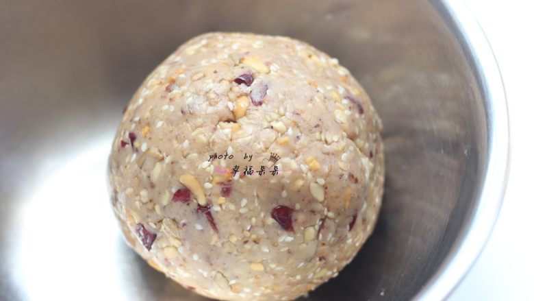 广式五仁月饼,再戴上PVC防粘手套直接揉捏成团状(馅料能捏成团即可,不可过湿)