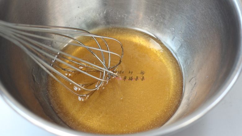 广式五仁月饼,用手抽同方向搅拌两分钟,至糖浆布满细密的气泡,然后将<a style='color:red;display:inline-block;' href='/shicai/ 5490'>枧水</a>加入搅拌均匀的糖浆中,搅拌均匀