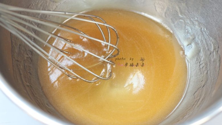 广式五仁月饼,再加入玉米油,用手抽搅拌至乳化状态,呈细腻粘稠状