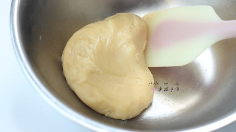 广式五仁月饼,用橡皮刮刀拌匀,然后将做好的饼皮面团放入保鲜袋静置松弛1小时