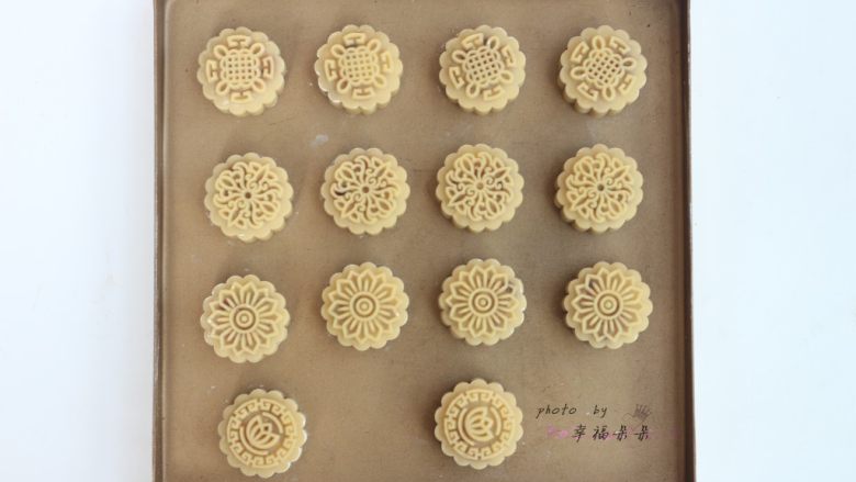 广式五仁月饼,依次做好14个,摆入烤盘,此时175度上下火预热烤箱
