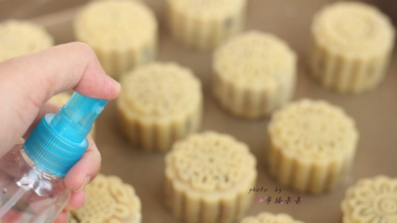 广式五仁月饼,烘烤前用小喷壶在月饼上轻轻喷洒一点水雾,以避免月饼饼皮太过干燥而导致烘烤时开裂