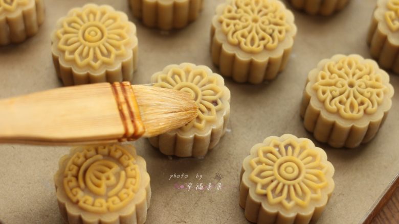 广式五仁月饼,烤制8分钟后,取出烤盘,在每个月饼的花纹上刷一层薄薄的<a style='color:red;display:inline-block;' href='/shicai/ 79908'>蛋黄液</a>
