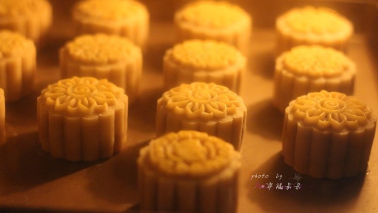 广式五仁月饼,刷好蛋黄液后,再次送进烤箱继续170~175度烘烤12分钟