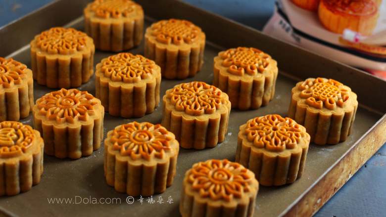 广式五仁月饼,月饼常温密封放置一两天会回油,色泽更加漂亮,口感也更佳哦~