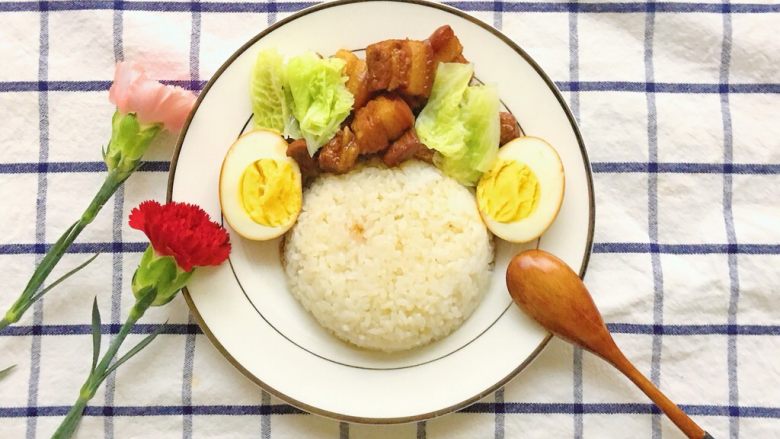 卤肉饭,卤肉摆盘即可食用