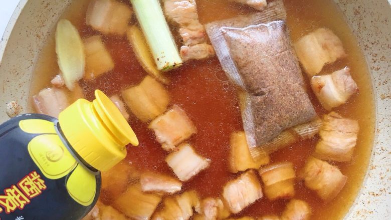 卤肉饭,加入适量的宝宝酱油,大火煮开,小火慢炖一小时