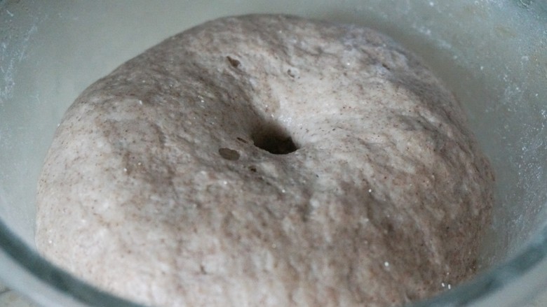 脆底黑麦粘卷子,混合粉类揉成团,一发至2倍大,戳洞不回缩