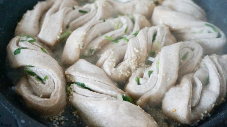 脆底黑麦粘卷子,然后加入<a style='color:red;display:inline-block;' href='/shicai/ 156925'>水</a>至卷子高度一半(从锅边淋入),盖上盖子转中火