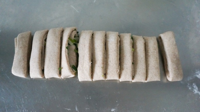 脆底黑麦粘卷子,切成等份,我切了11个卷子