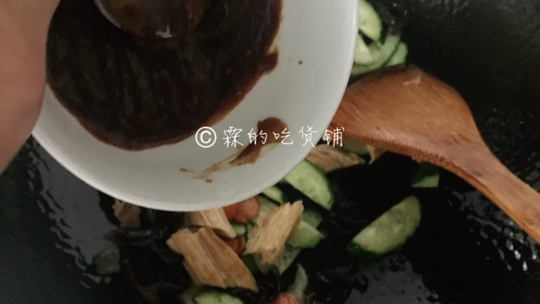 酱炒腐竹鲜蔬,最最后把调好的酱倒入,煸炒均匀,就可以出锅了