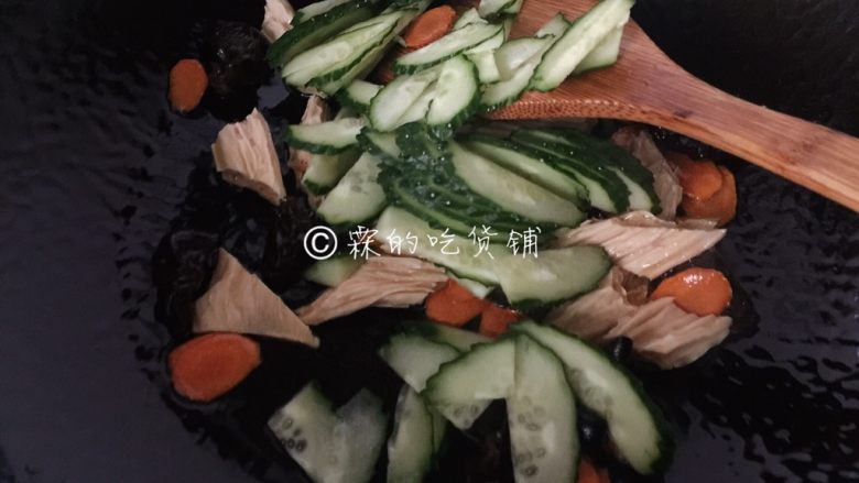 酱炒腐竹鲜蔬,最后是黄瓜，煸炒