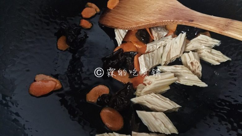酱炒腐竹鲜蔬,再接着腐竹,煸炒