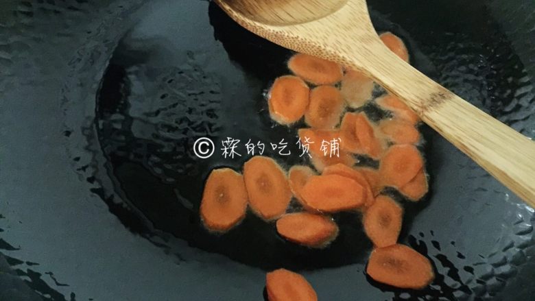 酱炒腐竹鲜蔬,起油锅,先把胡萝卜放入,煸炒