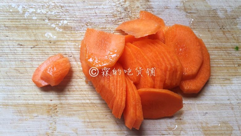 酱炒腐竹鲜蔬,<a style='color:red;display:inline-block;' href='/shicai/ 25'>胡萝卜</a>去皮,斜刀切片