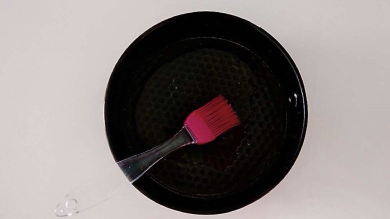 南瓜燕麦黑芝麻发糕,模具里抹油(为了脱模方便)。