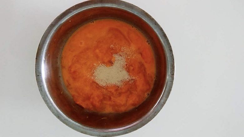 南瓜燕麦黑芝麻发糕,1加入酵母搅匀溶解。(南瓜泥一定要晾凉后再放入酵母粉,不然酵母菌被烫死,就没有发酵效果了)
