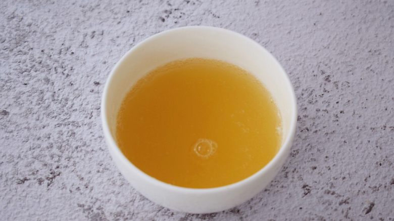 彩虹慕斯蛋糕(八寸),吉利丁粉加入凉开水中搅拌均匀备用