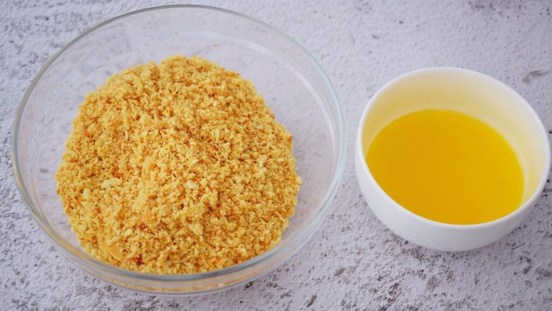 彩虹慕斯蛋糕(八寸),饼干用料理机打成粉末,黄油隔水融化备用