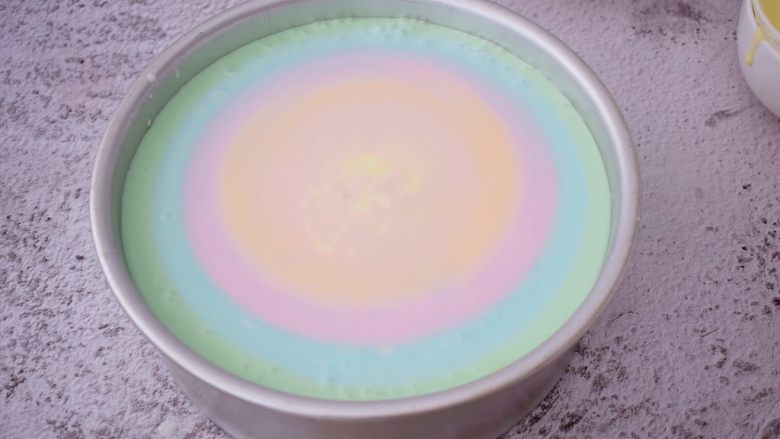 彩虹慕斯蛋糕(八寸),再把第二份彩色慕期从中间倒入,让它自然扩期,依次这次直至最后的彩色慕期糊倒完,放入冰箱冷藏4-6小时定型