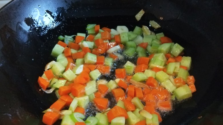 新文美食 酱爆三鲜,倒入胡萝卜,黄瓜丁大火翻炒。