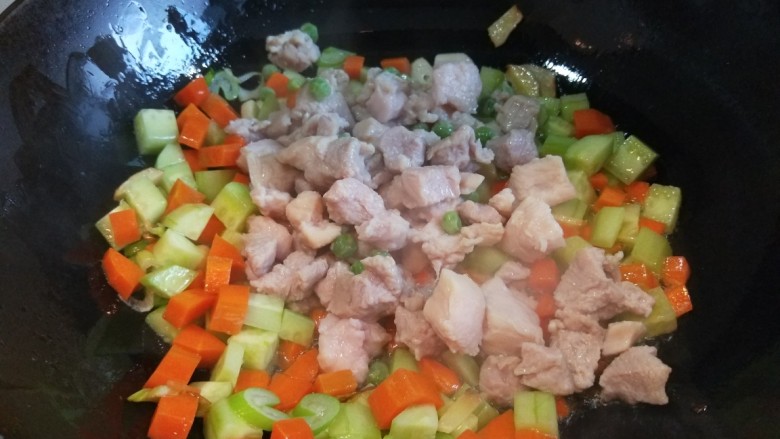 新文美食 酱爆三鲜,倒入三鲜翻炒均匀。
