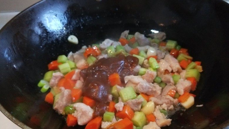 新文美食 酱爆三鲜,倒入酱料包。