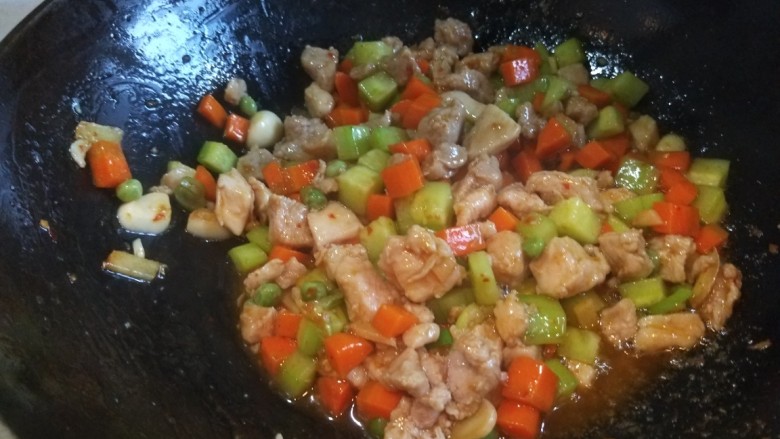 新文美食 酱爆三鲜,翻炒均匀即可出锅。