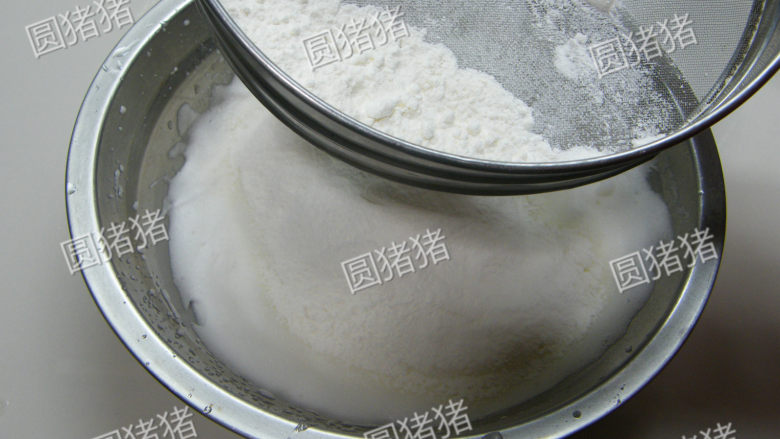 红豆天使蛋糕,筛入<a style='color:red;display:inline-block;' href='/shicai/ 548'>低筋面粉</a>,用刮刀翻拌均匀。