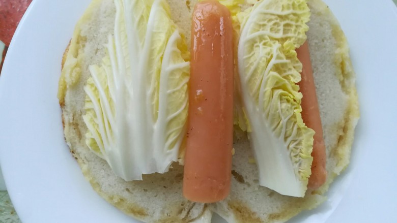 馒头堡,把<a style='color:red;display:inline-block;' href='/shicai/ 437'>火腿肠</a>，<a style='color:red;display:inline-block;' href='/shicai/ 140'>娃娃菜</a>夹到里面