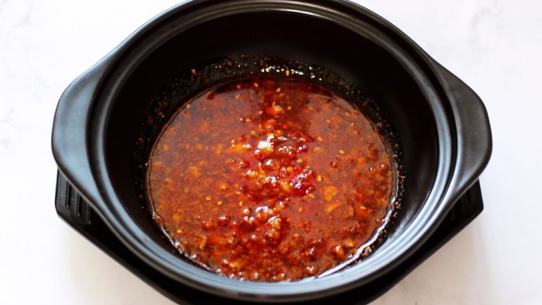 超级美味好吃滴酸汤白菜虾仁饺子,碗里加入适量生抽和老醋,再加入少许<a style='color:red;display:inline-block;' href='/shicai/ 852'>辣椒油</a>,上面放入猪好的饺子,撒上葱花就可以了。