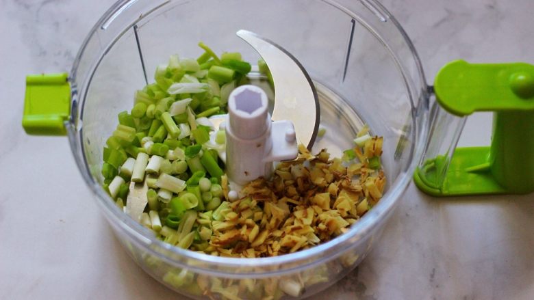 超级美味好吃滴酸汤白菜虾仁饺子,葱姜用搅拌机搅拌成碎末