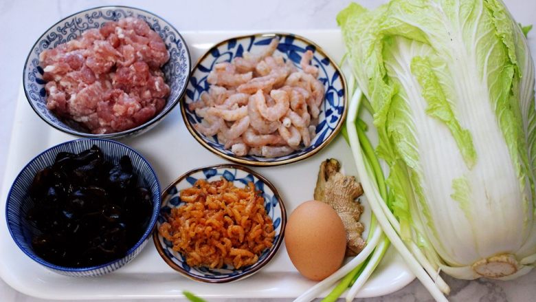 超级美味好吃滴酸汤白菜虾仁饺子,备齐所有食材,虾仁提前洗净扒出虾仁、海米和<a style='color:red;display:inline-block;' href='/shicai/ 233'>木耳</a>提前泡发好备用。