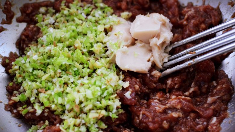 超级美味好吃滴酸汤白菜虾仁饺子,把搅拌好的葱姜和<a style='color:red;display:inline-block;' href='/shicai/ 406'>猪油</a>放入猪肉馅里。