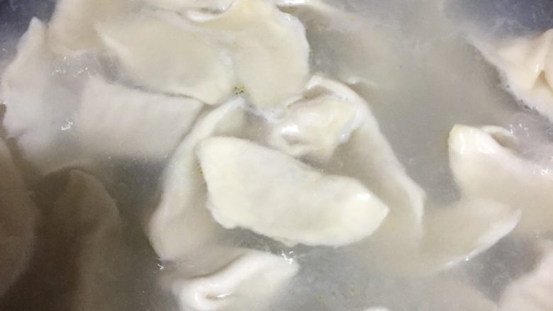 佛手瓜肉馅水饺,开水入锅,煮沸三次。