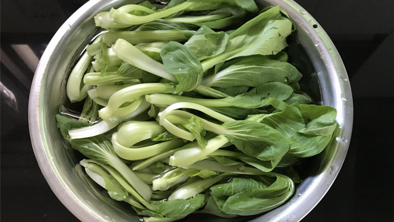 清炒小白菜,<a style='color:red;display:inline-block;' href='/shicai/ 112'>小白菜</a>买回来后先择去老叶和根部,清洗干净后放盆中用清水浸泡下。