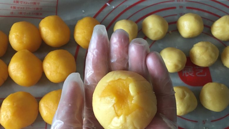 奶黄月饼(媲美半岛酒店版),往中间收拢,饼皮比较软容易破,要有耐心轻轻的推