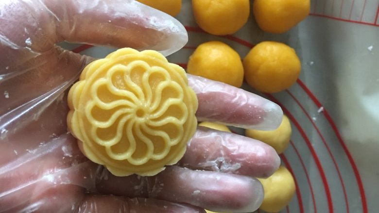 奶黄月饼(媲美半岛酒店版),压出花纹,依次操作,完成后一定要放入冰箱冷藏1小时定型,否则考出来花纹容易模糊