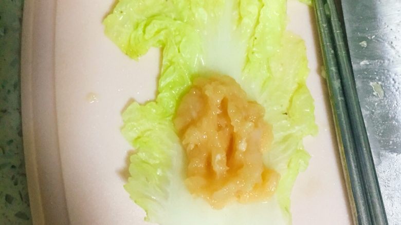 娃娃菜蒸鸡胸肉卷,4️⃣ 在每片娃娃菜下方根部放上鸡胸肉,从下而上卷起。