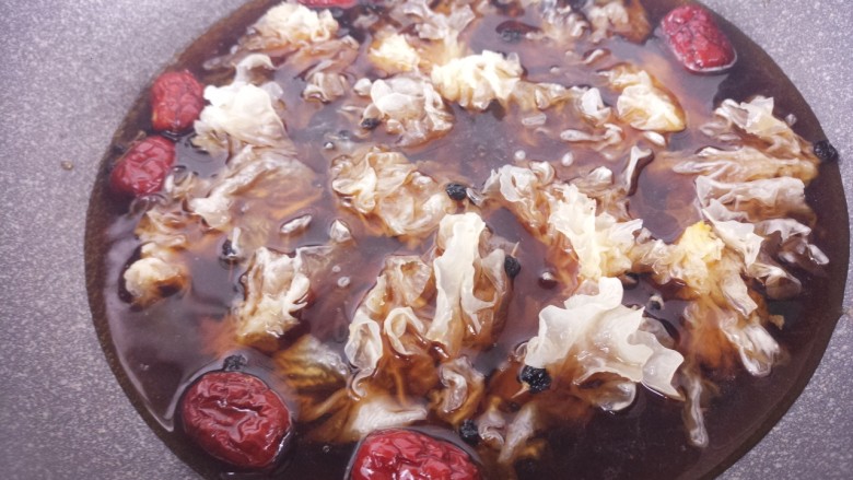 红枣银耳羹,然后开大火煮,煮开之后再转小火。