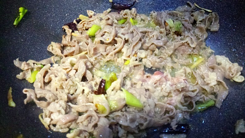 炒羊肉片,把羊肉片炒熟。