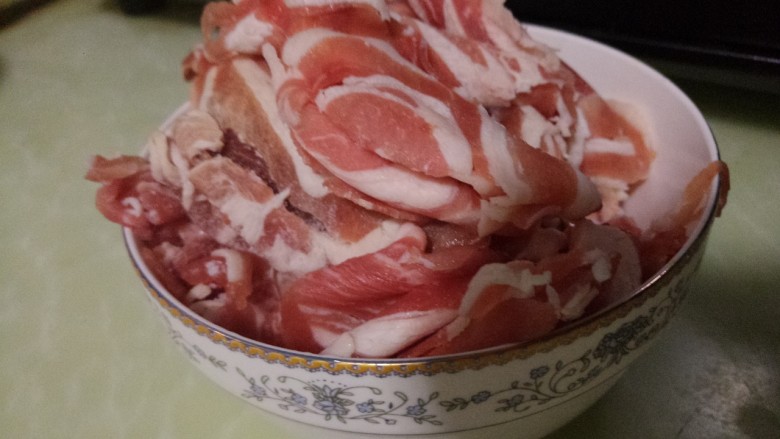 炒羊肉片,准备200g<a style='color:red;display:inline-block;' href='/shicai/ 329'>羊肉</a>。