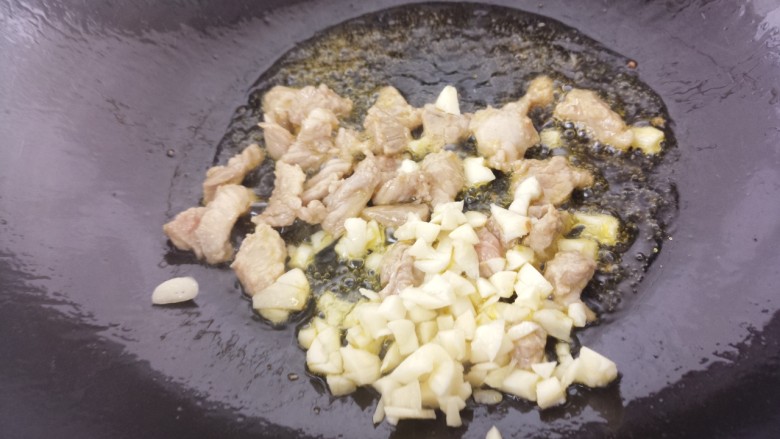 蒜香牛肉意面,再加入蒜末。
