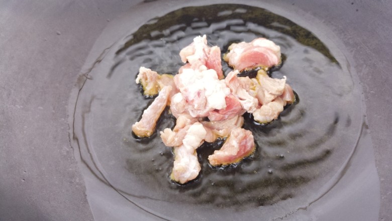 蒜香牛肉意面,然后锅里热油,把牛肉放进去炒。