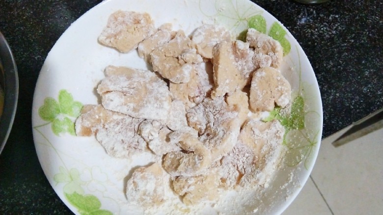 嫩煎鸡胸肉,鸡胸肉上裹匀<a style='color:red;display:inline-block;' href='/shicai/ 519'>面粉</a>,薄薄一层即可,切记不可过厚