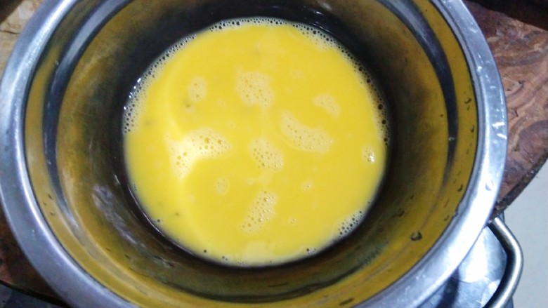 嫩煎鸡胸肉,打一颗<a style='color:red;display:inline-block;' href='/shicai/ 9'>鸡蛋</a>,搅匀(原创里面放帕尔梅森干酪了,应该是意大利的产品,此处未用,感兴趣的朋友可以一试。)